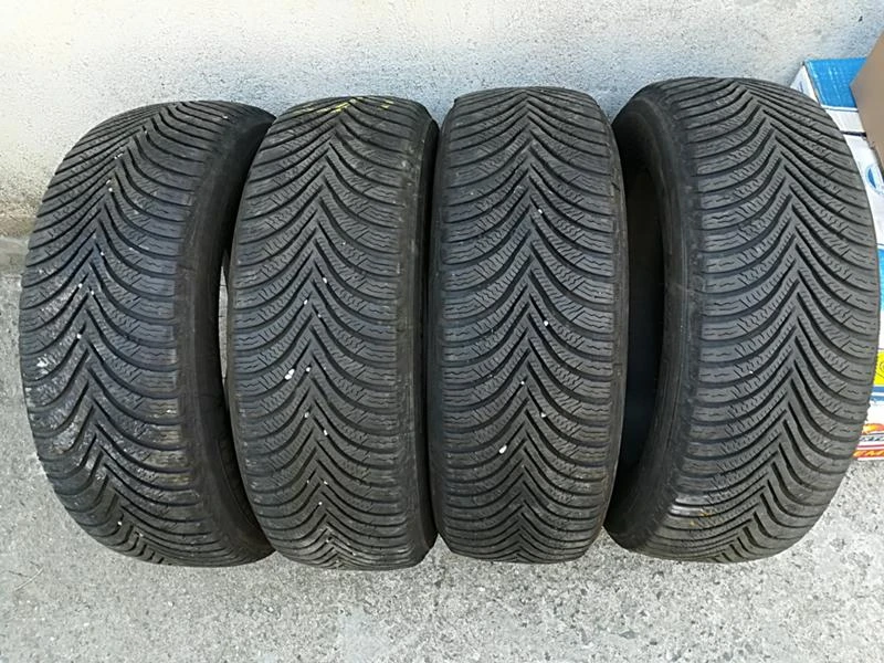 Гуми Зимни 205/60R16, снимка 1 - Гуми и джанти - 22851997