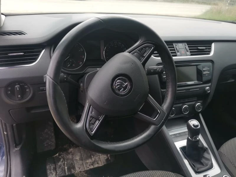 Skoda Octavia 1.2i, снимка 9 - Автомобили и джипове - 36601543