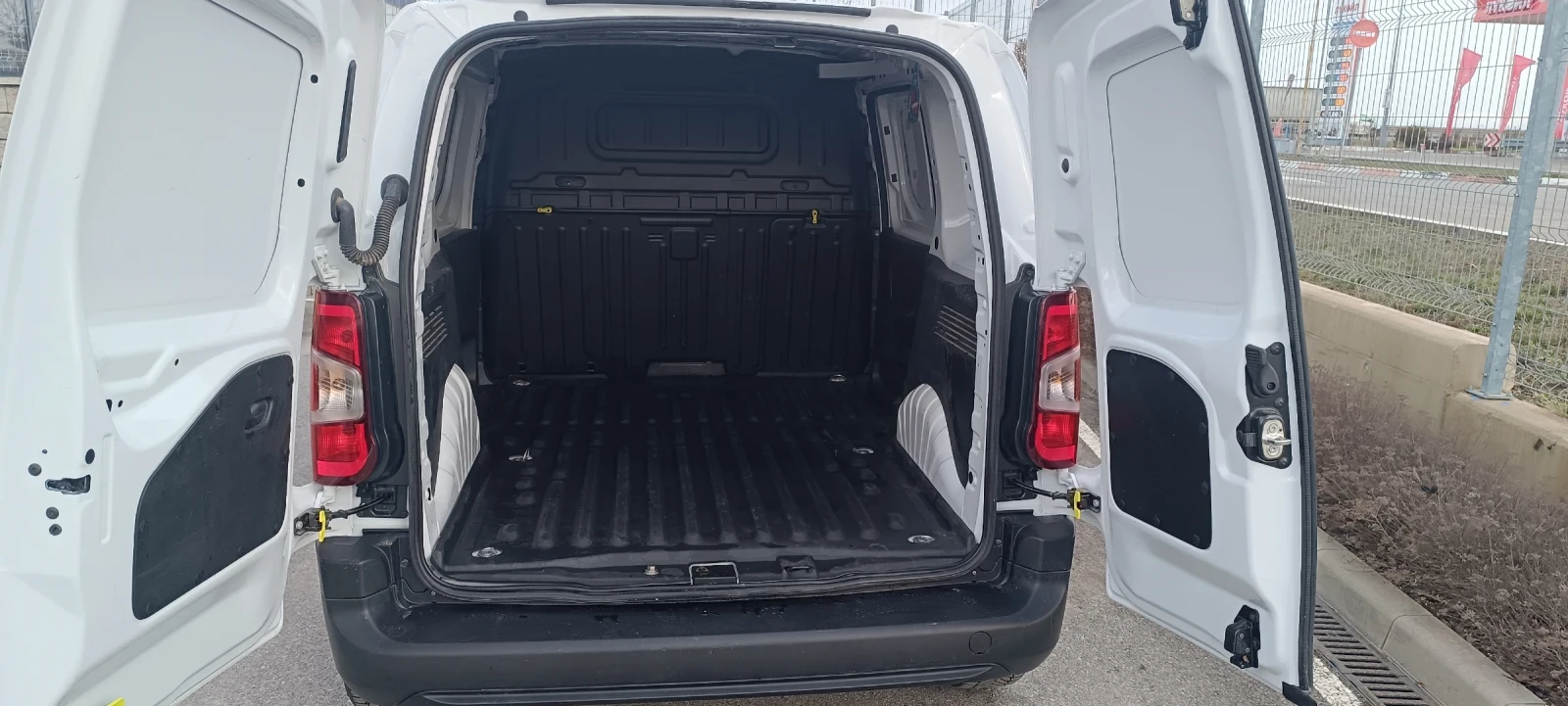 Citroen Berlingo 1.5HDI 131к.с BlueHdi, снимка 6 - Автомобили и джипове - 53889914