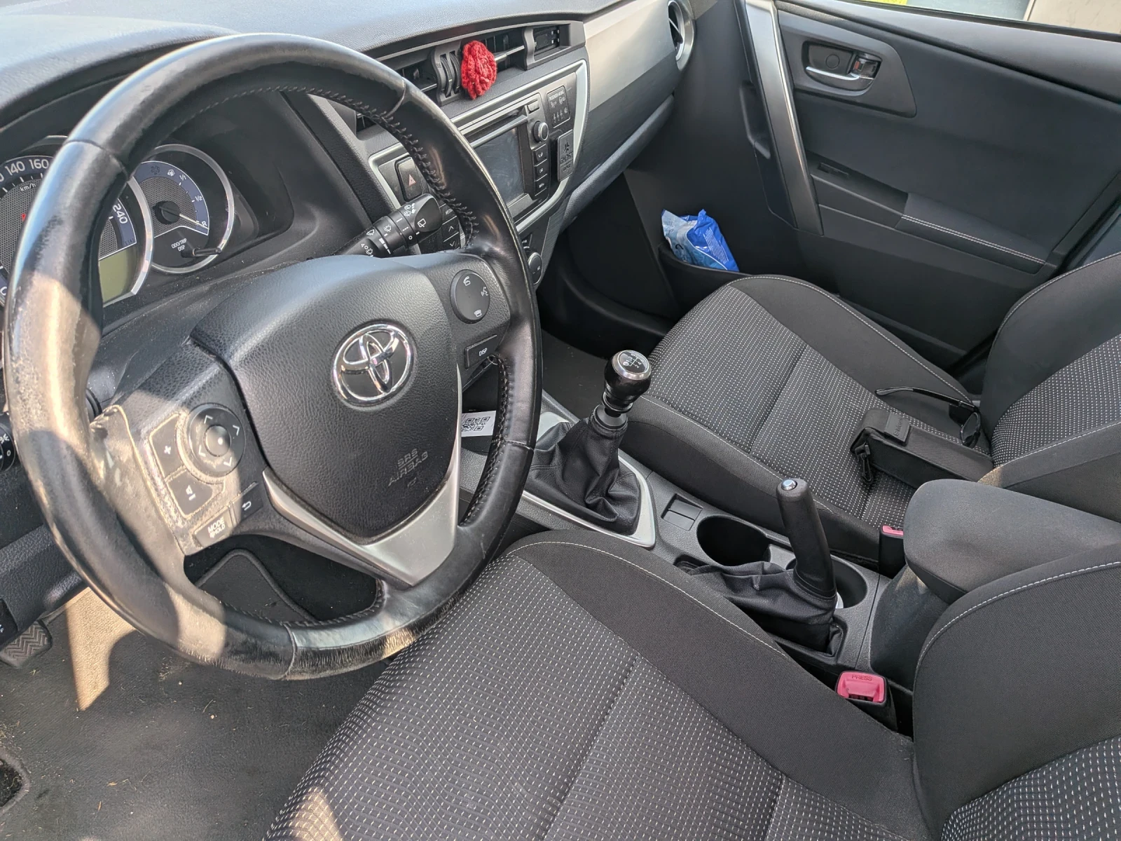 Toyota Auris, снимка 6 - Автомобили и джипове - 56270292