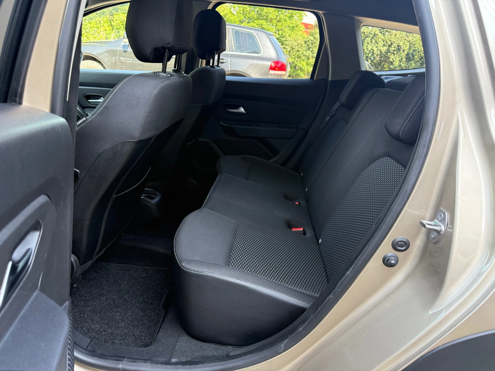 Dacia Duster 1.5dci AVTOMAT, снимка 9 - Автомобили и джипове - 55380037