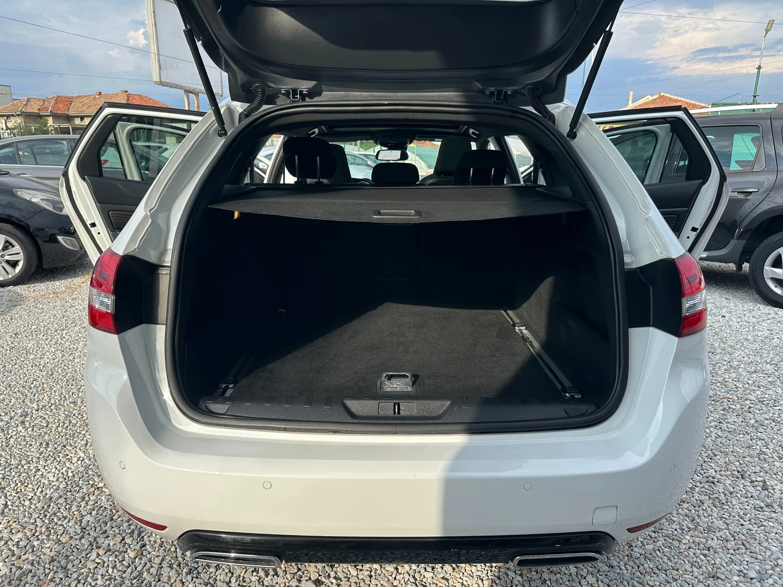 Peugeot 308 1.2T* GT-Line* LED* NAVI* , снимка 11 - Автомобили и джипове - 55231137
