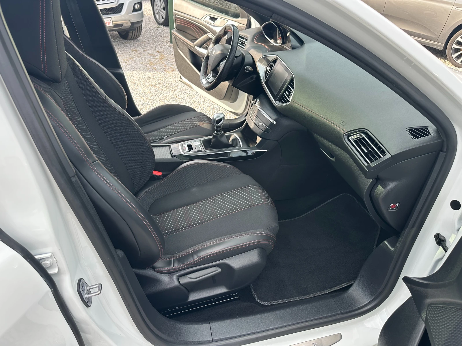 Peugeot 308 1.2T* GT-Line* LED* NAVI* , снимка 9 - Автомобили и джипове - 55231137