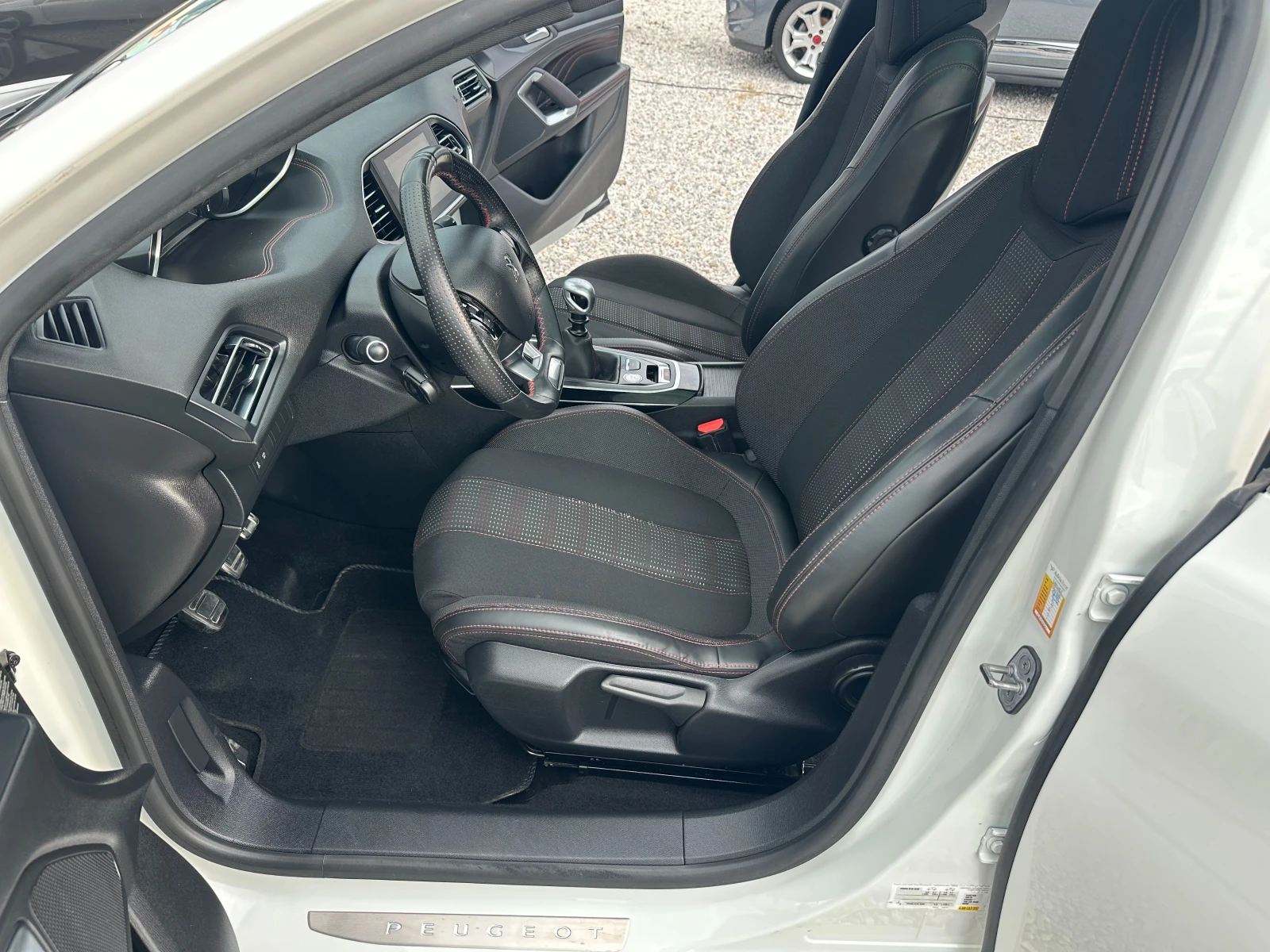 Peugeot 308 1.2T* GT-Line* LED* NAVI* , снимка 13 - Автомобили и джипове - 55231137