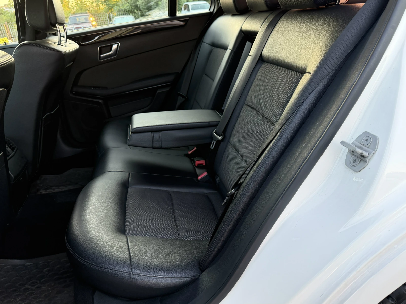 Mercedes-Benz E 220 /7G-Tronic/avantgarde/BlueEfficiency/, снимка 13 - Автомобили и джипове - 56111310
