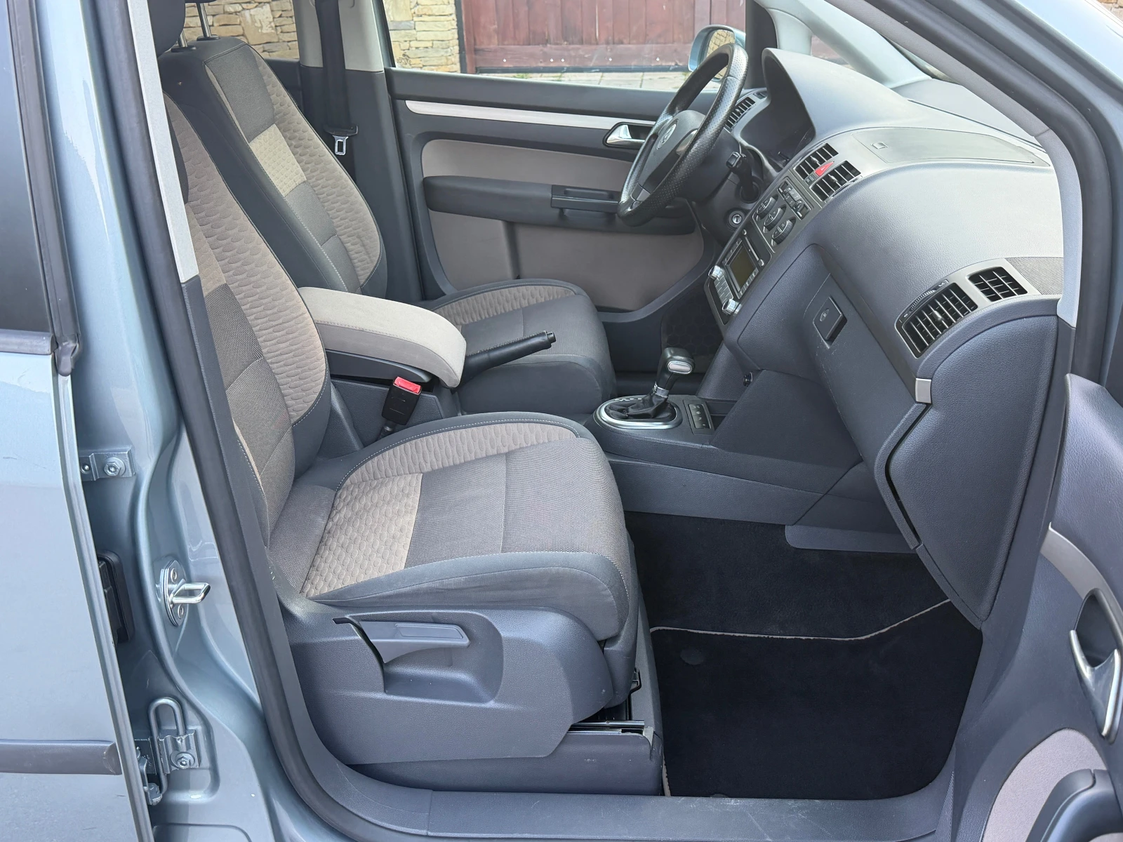 VW Touran 2.0TDI Швейцария, снимка 12 - Автомобили и джипове - 56226010