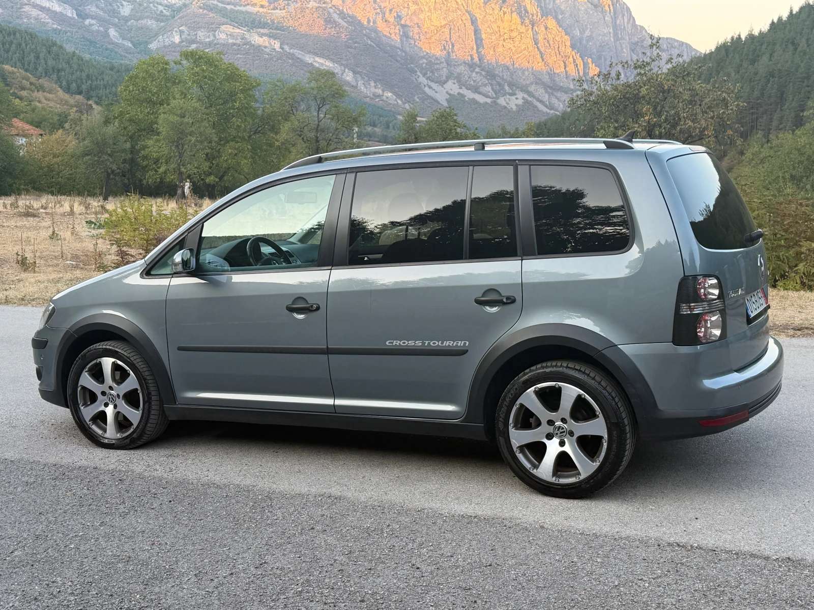 VW Touran 2.0TDI Швейцария, снимка 6 - Автомобили и джипове - 56226010