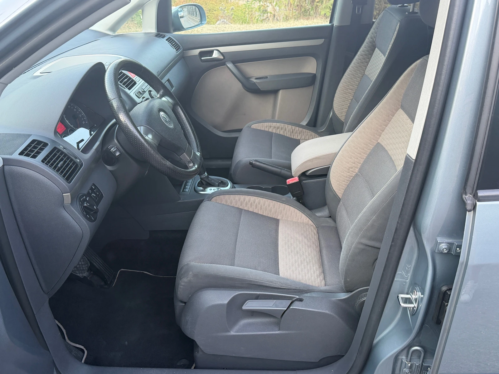 VW Touran 2.0TDI Швейцария, снимка 11 - Автомобили и джипове - 56226010