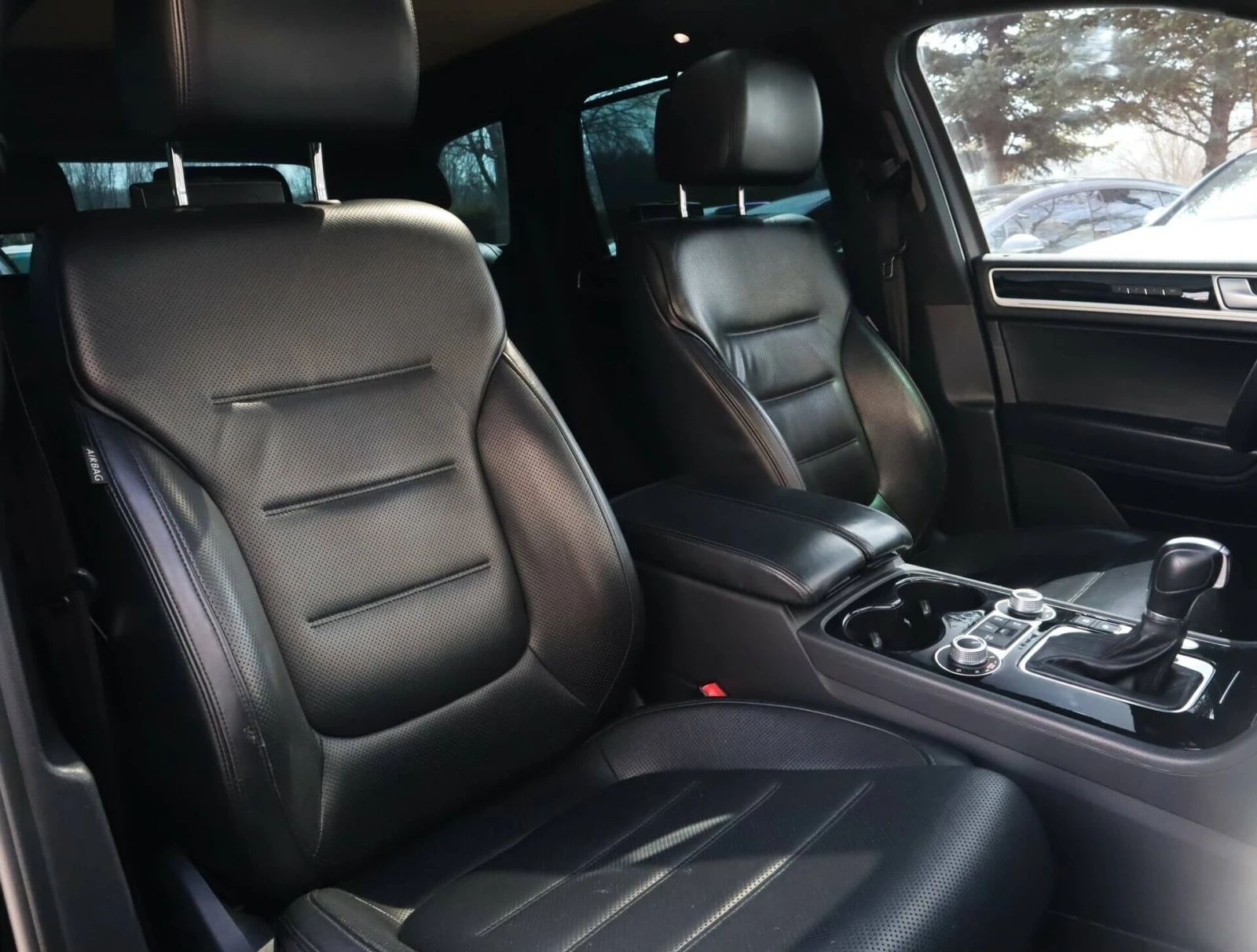 VW Touareg 3.0TDI/Terrain-Tech/Обдухване/dYnaudio/Пано/Камера, снимка 8 - Автомобили и джипове - 54000688