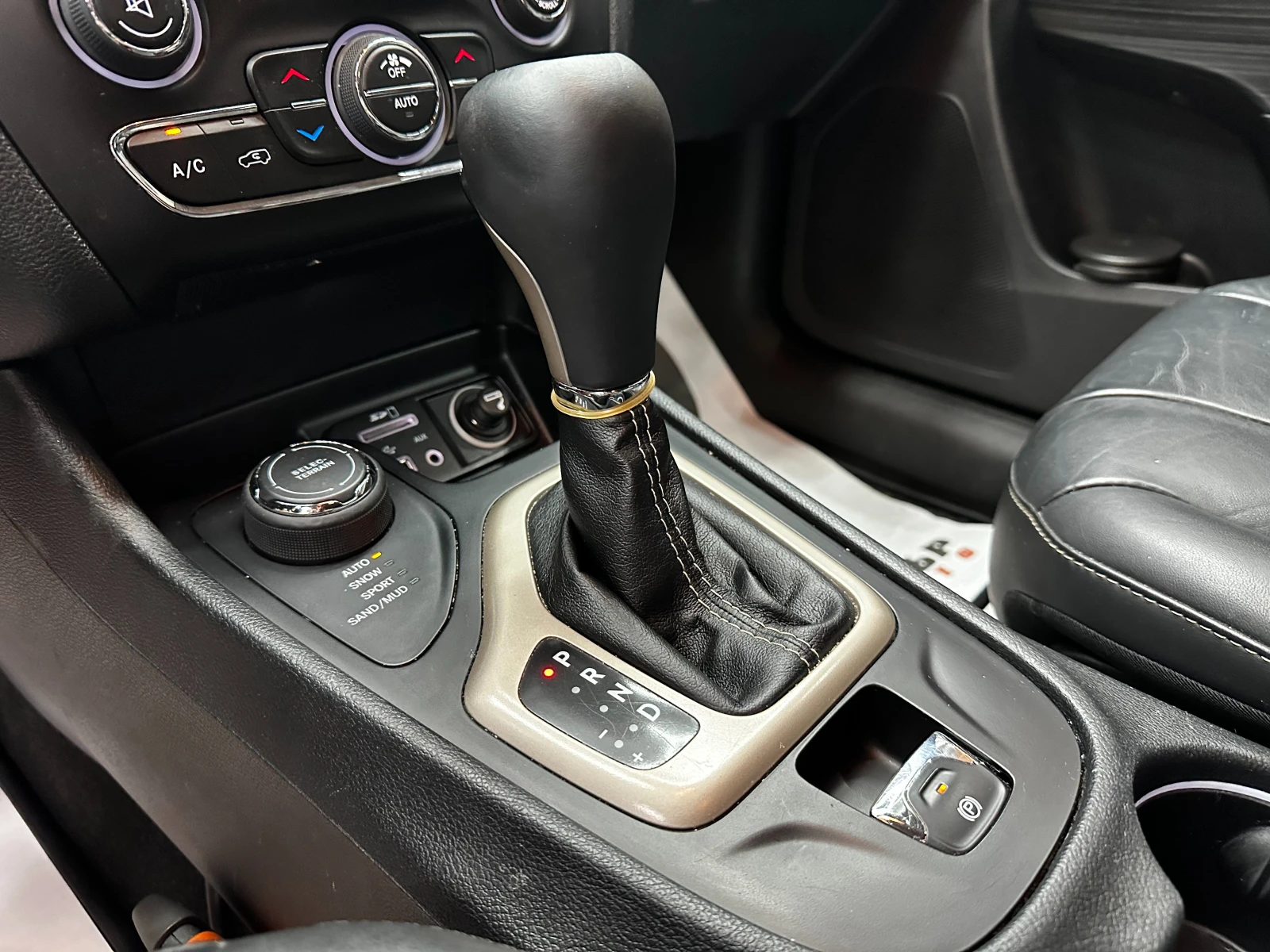 Jeep Cherokee 2.2M-Jet Night Eagle 4WD, снимка 12 - Автомобили и джипове - 55888490