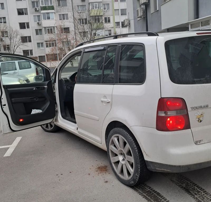 VW Touran 2000 tdi, снимка 3 - Автомобили и джипове - 49471857