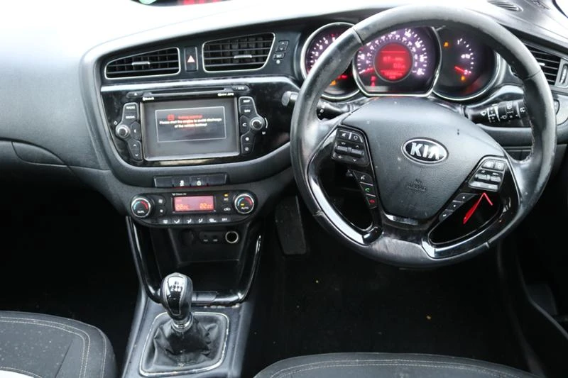 Kia Ceed 1.6 CRDI, снимка 10 - Автомобили и джипове - 35117753