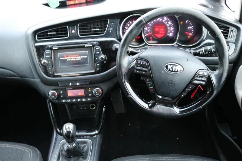 Kia Ceed 1.6 CRDI, снимка 11 - Автомобили и джипове - 35117753