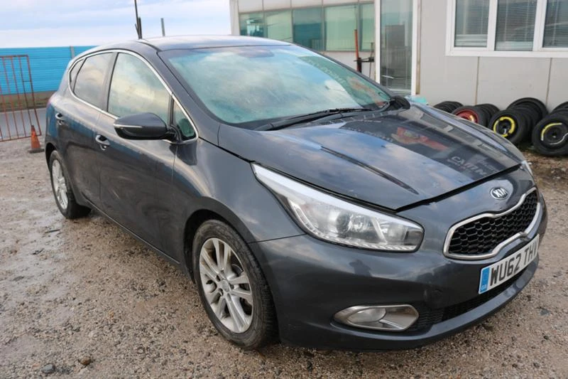 Kia Ceed 1.6 CRDI, снимка 3 - Автомобили и джипове - 35117753