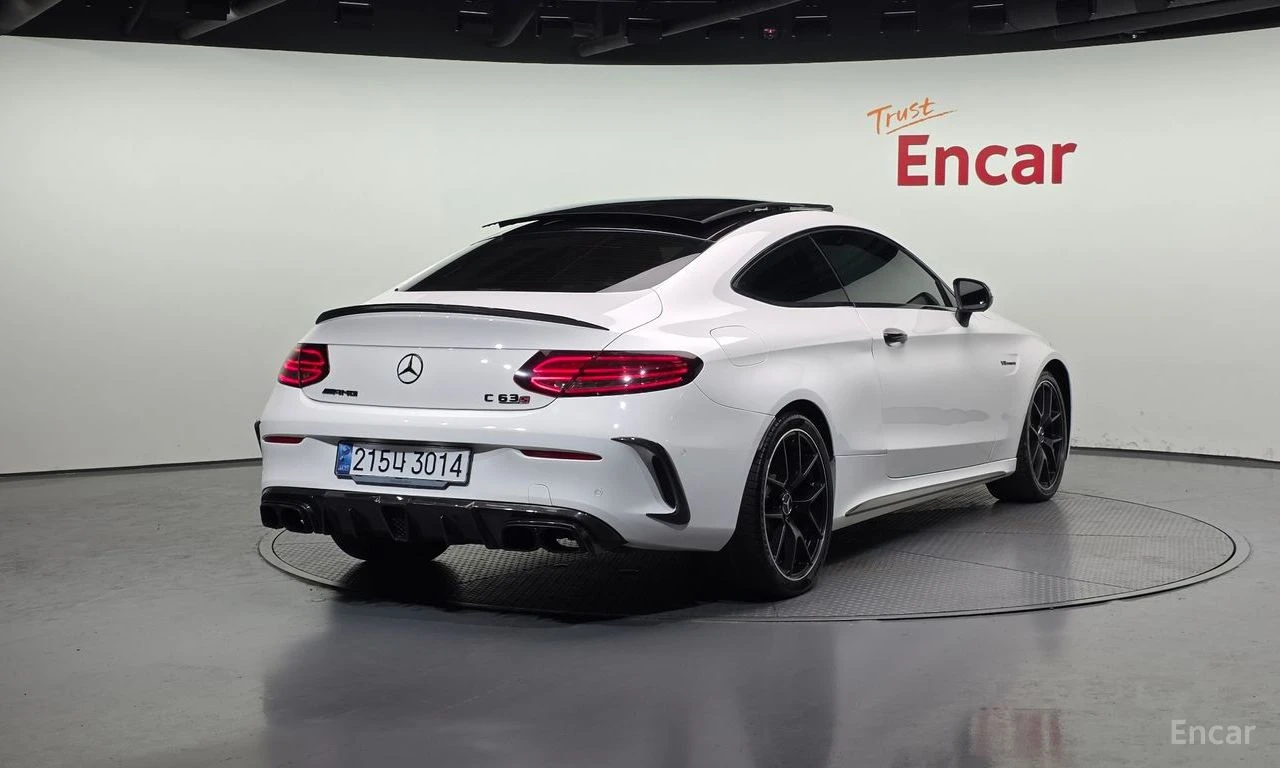 Mercedes-Benz C 63 AMG BURMASTER* ОБДУХ* 360* ПАНО* HEADUP* DISSTR, снимка 2 - Автомобили и джипове - 54387277