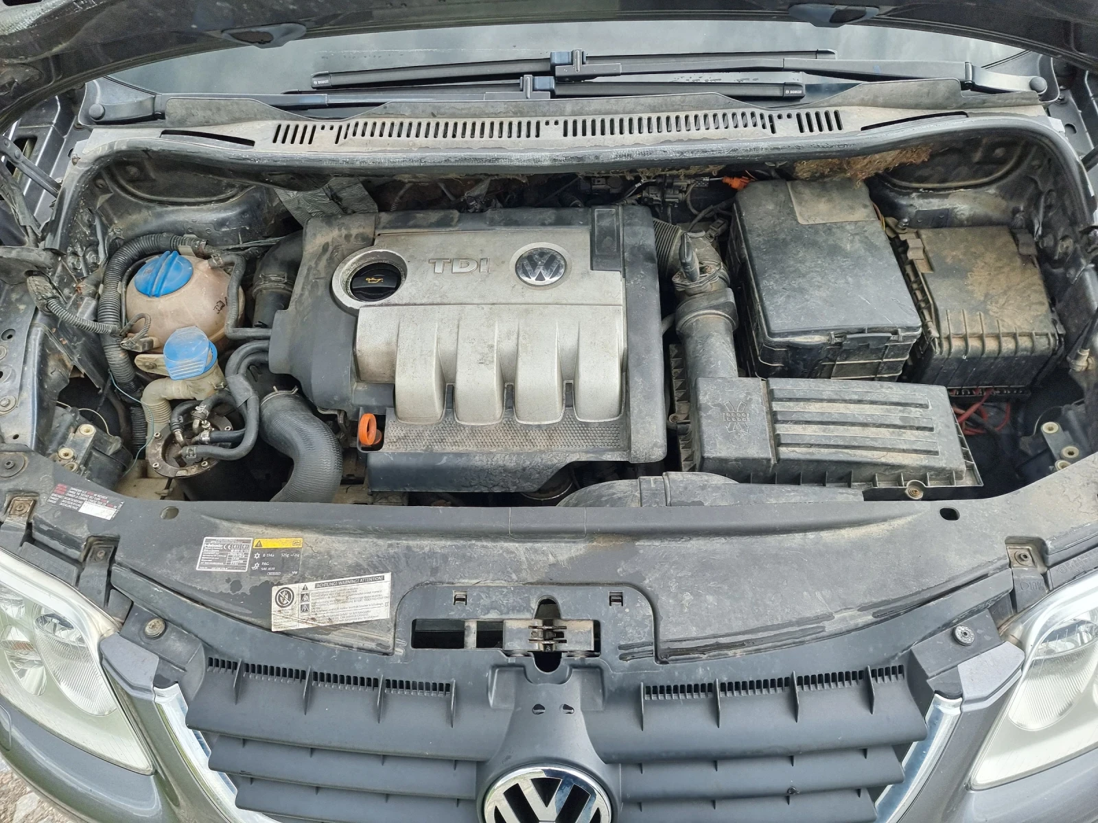 VW Touran 1.9 TDI BLS 6ск, снимка 10 - Автомобили и джипове - 54399155