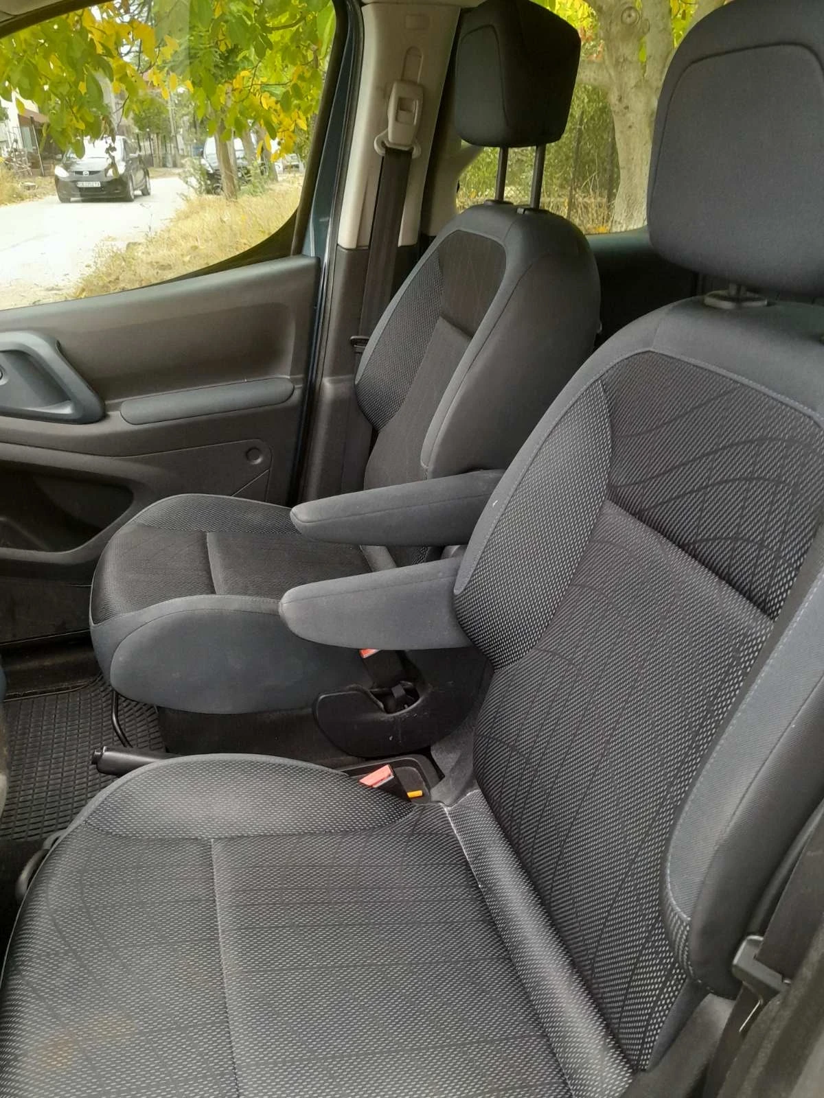 Peugeot Partner 1.6 HDI, снимка 11 - Автомобили и джипове - 56431667