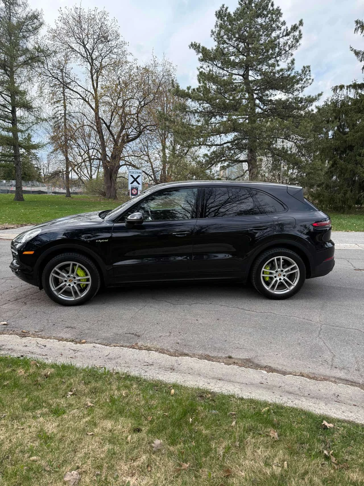Porsche Cayenne * E Hybrid * NIGHT VISION* DISTRONIC* ОБДУХВАНЕ* , снимка 2 - Автомобили и джипове - 54423303