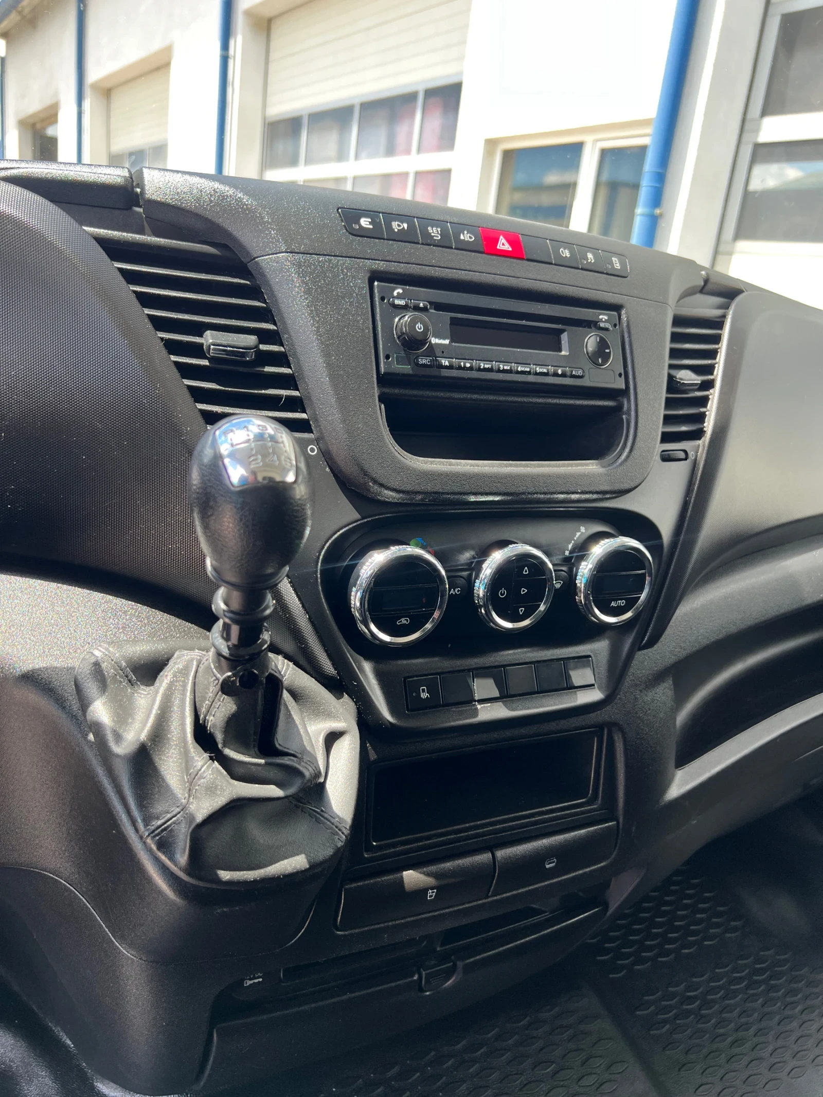Iveco Daily 35c17 Хладилен 3.0L-170к.с Климатроник N1, снимка 16 - Бусове и автобуси - 54970823