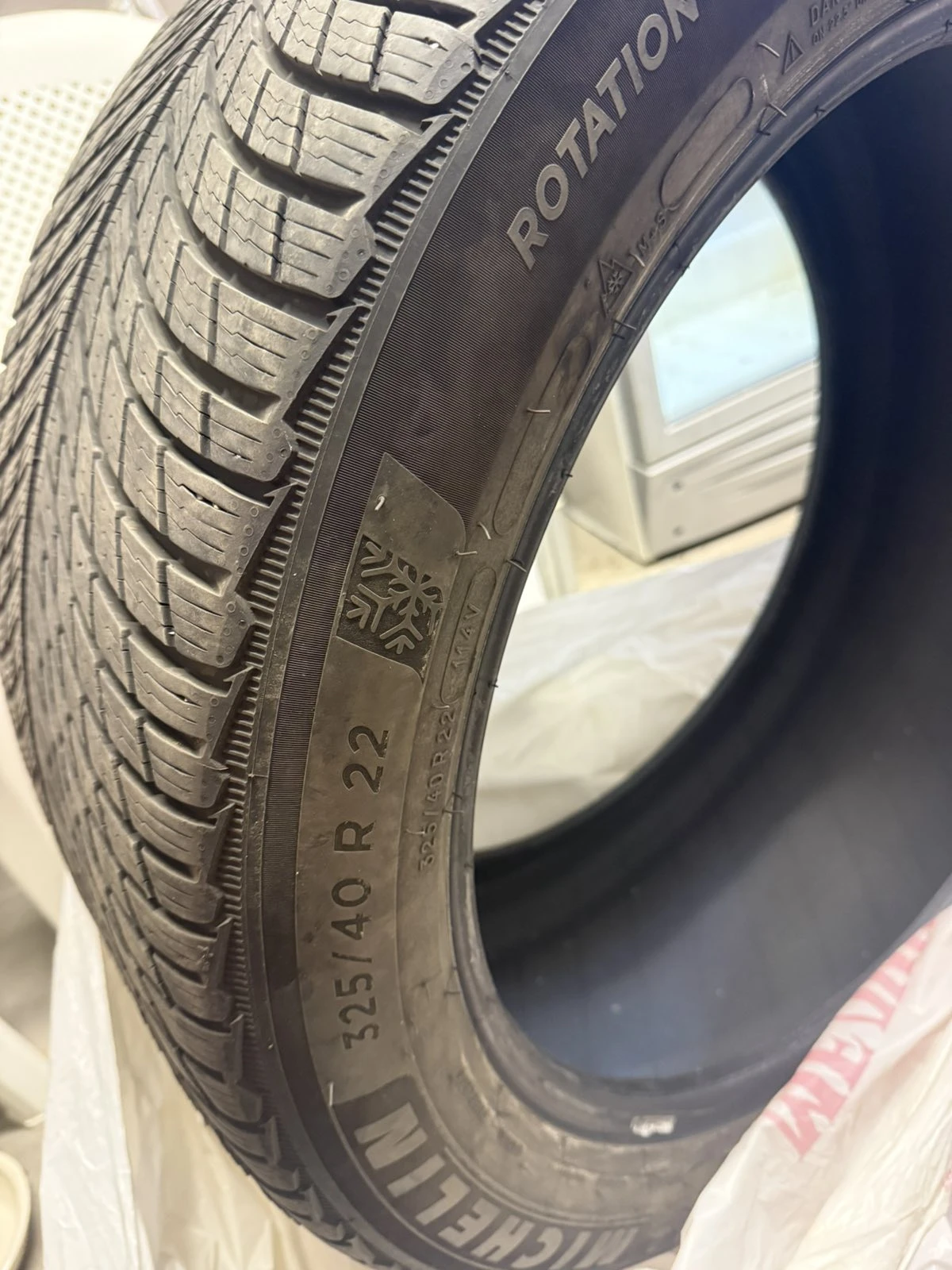 Гуми Зимни 325/40R22, снимка 2 - Гуми и джанти - 56294025