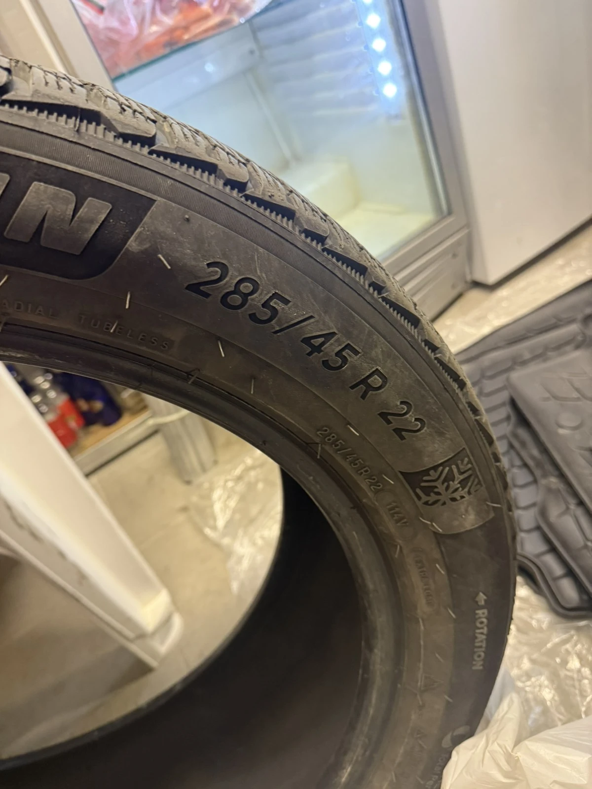 Гуми Зимни 325/40R22, снимка 6 - Гуми и джанти - 56294025