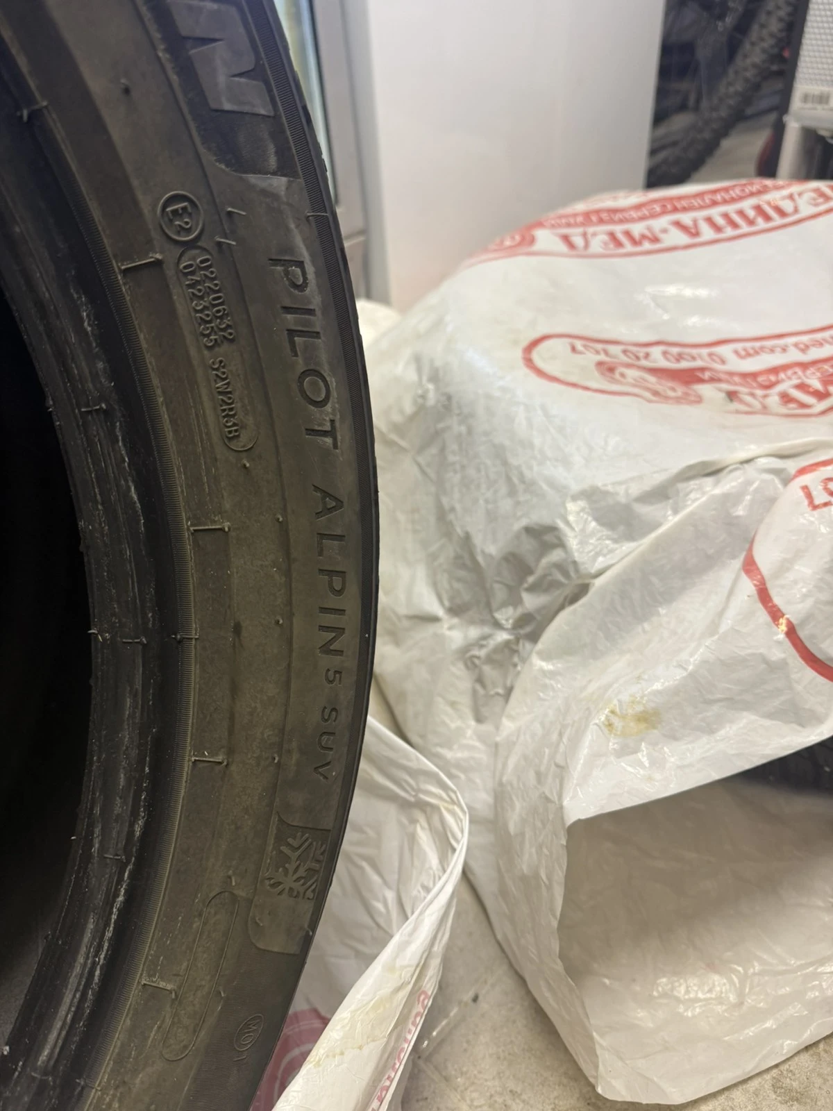 Гуми Зимни 325/40R22, снимка 3 - Гуми и джанти - 56294025
