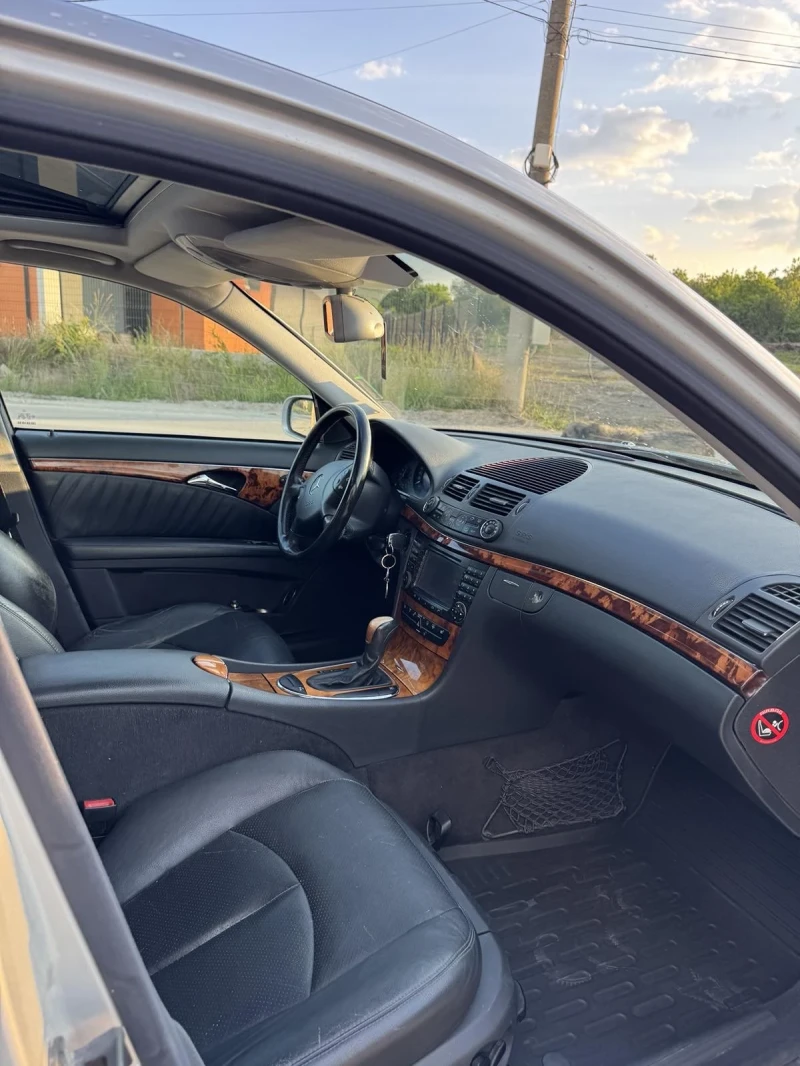Mercedes-Benz E 240, снимка 7 - Автомобили и джипове - 52795630