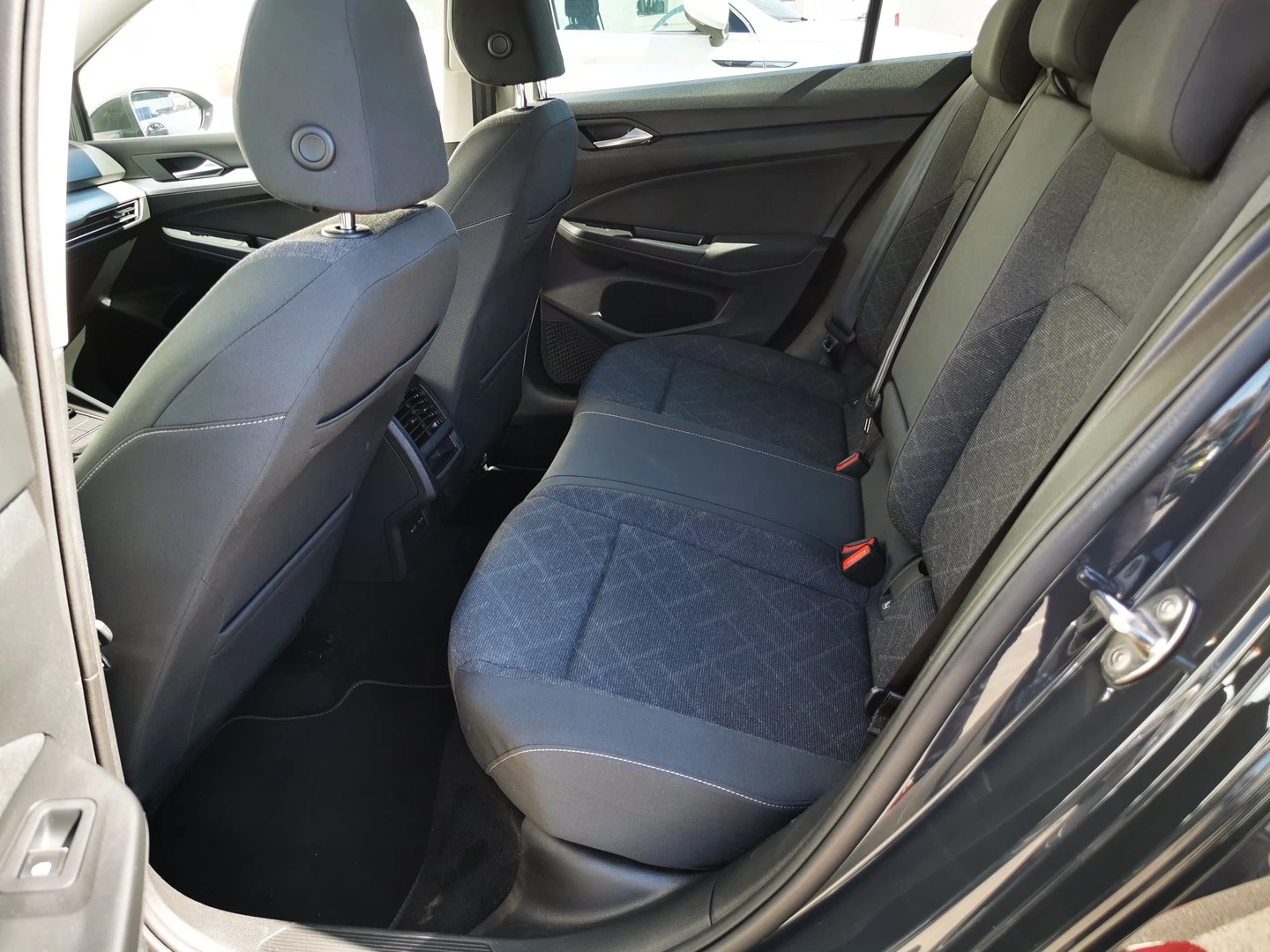 VW Golf 8 Life 2.0 TDI SCR | Mobile.bg   8