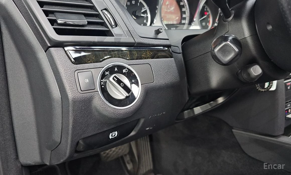 Mercedes-Benz E 350 AMG PACK* PANO* КОЖА* ПОДГРЕВ* ОБДУХВАНЕ* НАВИГАЦИ, снимка 17 - Автомобили и джипове - 54175891