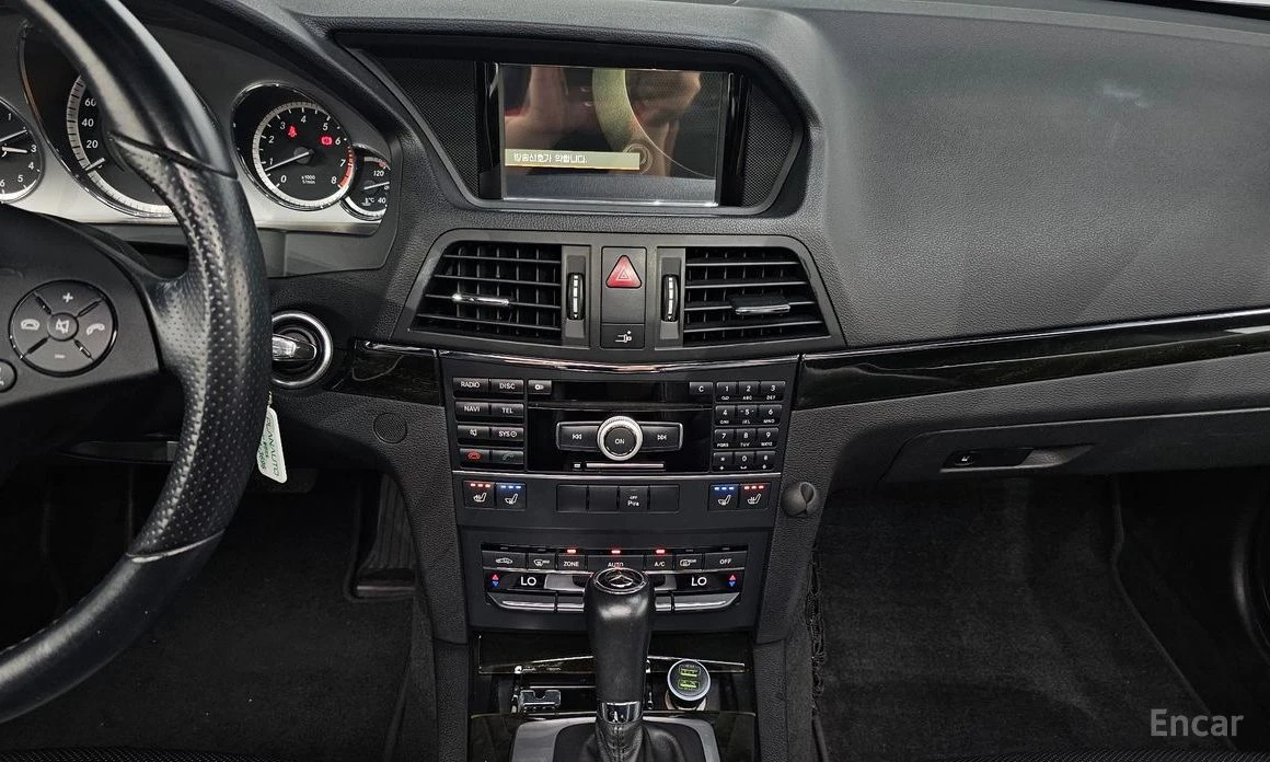 Mercedes-Benz E 350 AMG PACK* PANO* КОЖА* ПОДГРЕВ* ОБДУХВАНЕ* НАВИГАЦИ, снимка 13 - Автомобили и джипове - 54175891