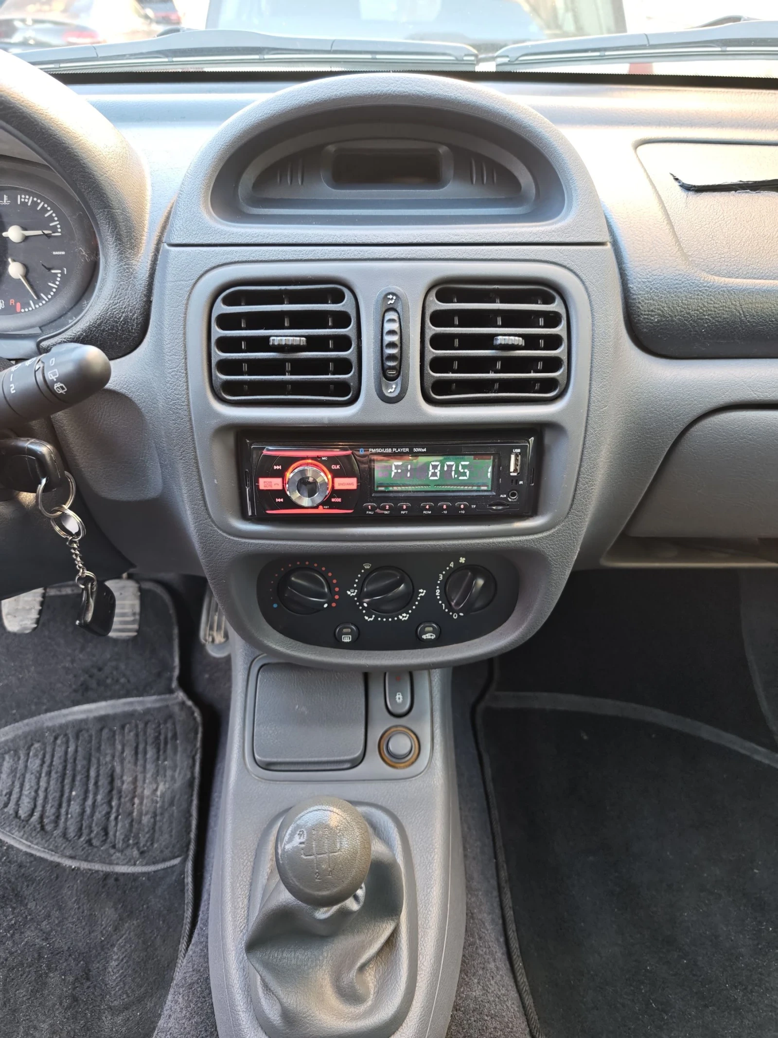 Renault Clio 1.2, снимка 8 - Автомобили и джипове - 54321950