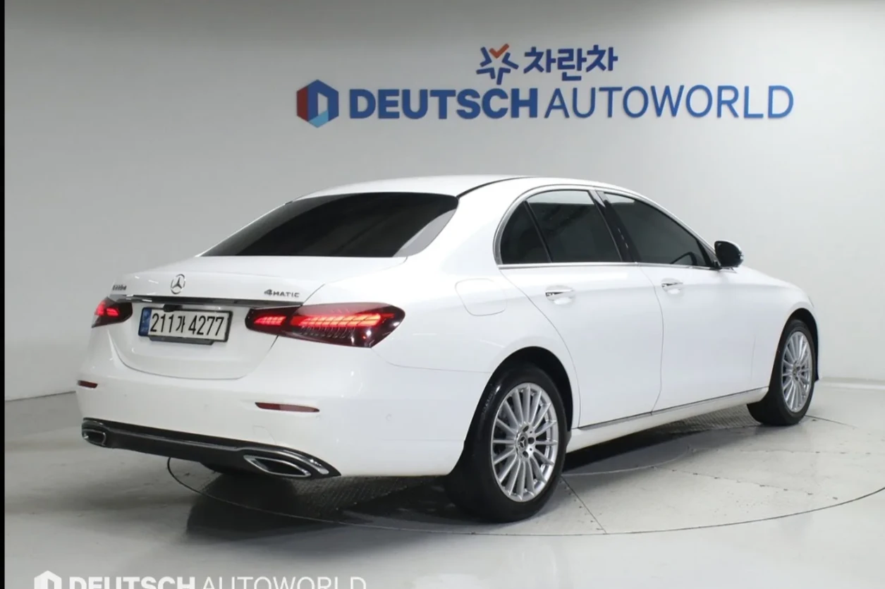 Mercedes-Benz E 220 4MATIC, снимка 2 - Автомобили и джипове - 54837583
