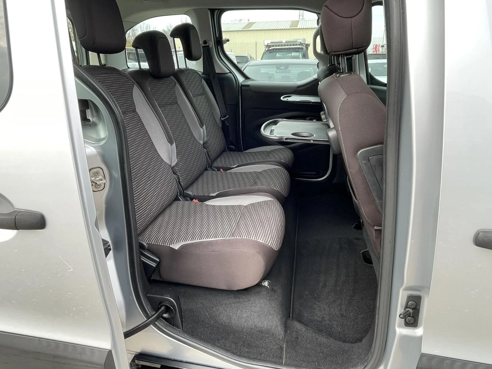 Peugeot Partner Tepee 1.6 HDI, снимка 12 - Автомобили и джипове - 54974903