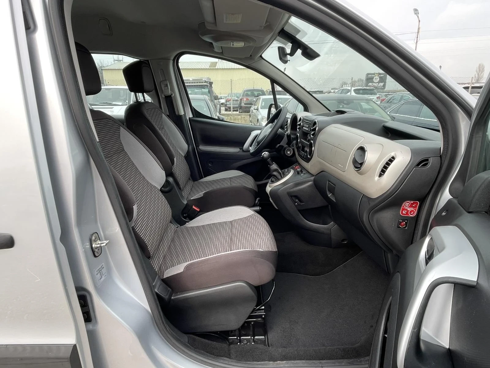 Peugeot Partner Tepee 1.6 HDI, снимка 11 - Автомобили и джипове - 54974903