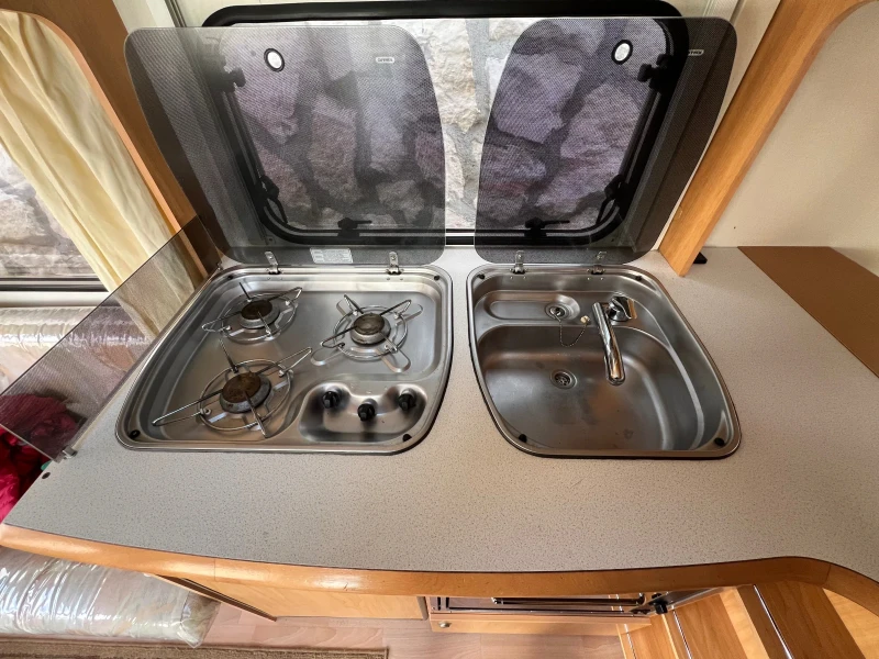 Каравана Chateau Lunar Chateau 470, снимка 10 - Каравани и кемпери - 50988164