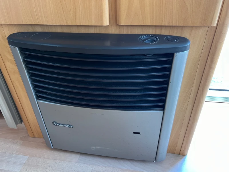 Каравана Chateau Lunar Chateau 470, снимка 8 - Каравани и кемпери - 50988164