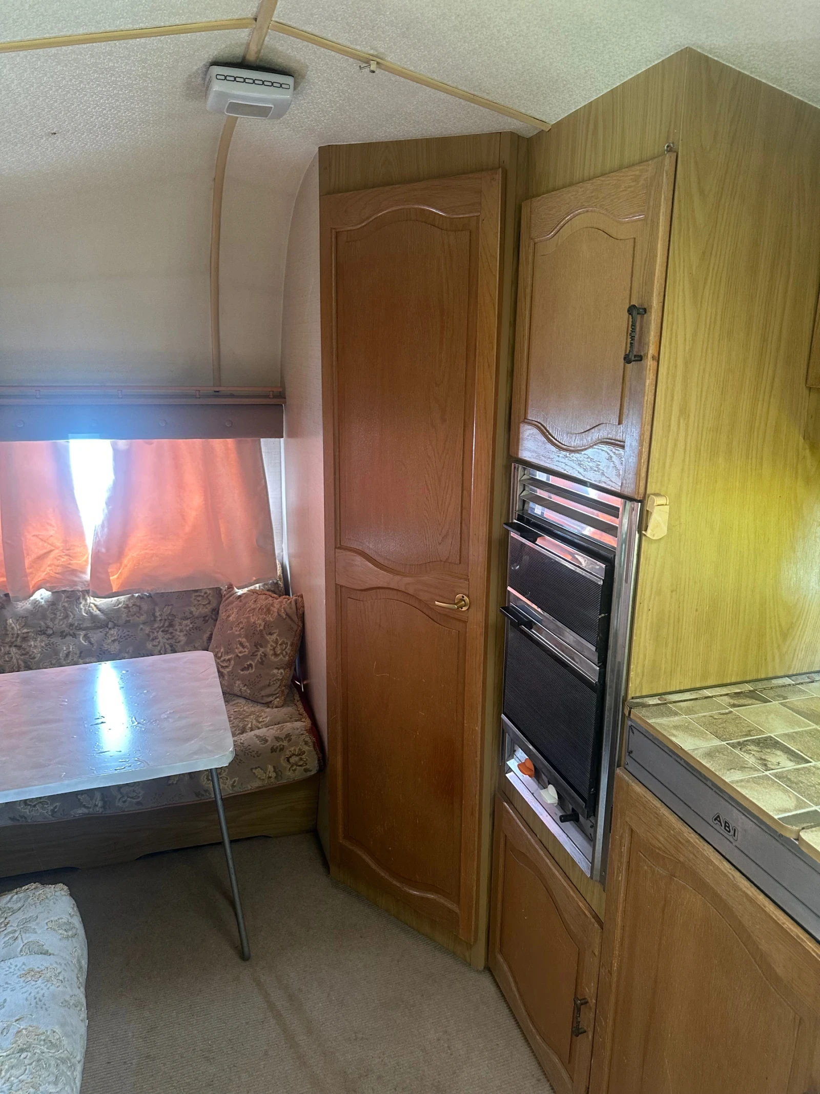 Каравана Award 4.80, снимка 6 - Каравани и кемпери - 53891246