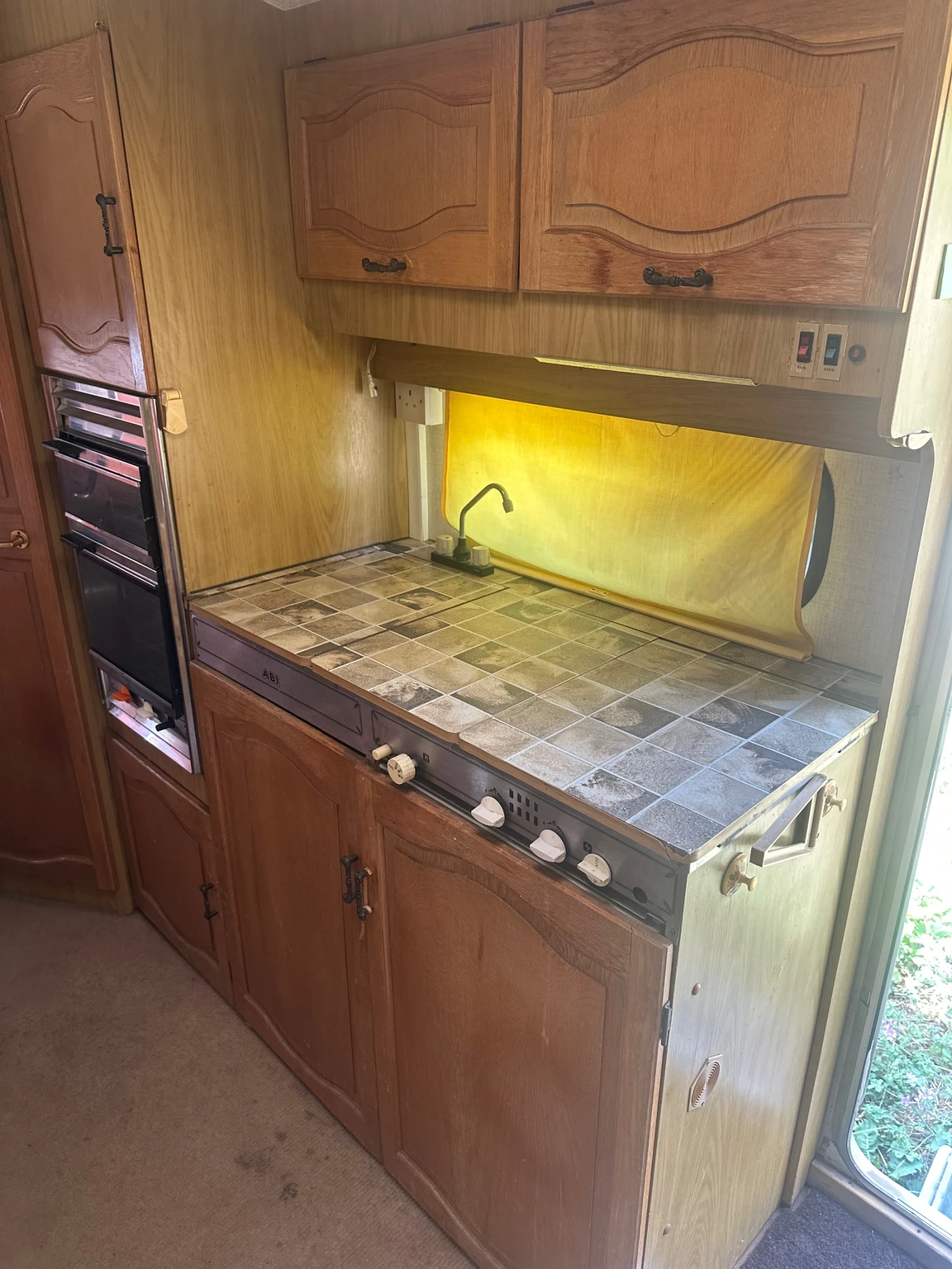 Каравана Award 4.80, снимка 7 - Каравани и кемпери - 53891246