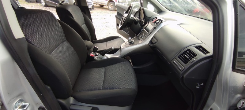 Toyota Auris HYBRID 1.8 VVT-I, снимка 12 - Автомобили и джипове - 46244703