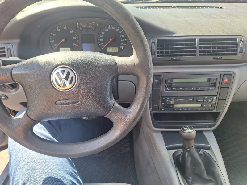 VW Passat 1.6, снимка 14 - Автомобили и джипове - 47551306