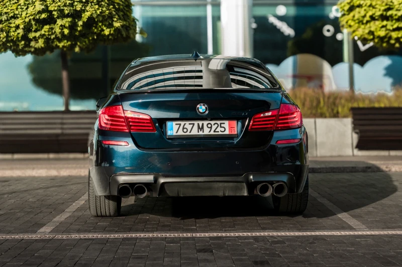 BMW 550 xi /M5-OPTIC/360CAMERA/HEADUP/SOFTCLOSE/ASSISTANT, снимка 5 - Автомобили и джипове - 52628285