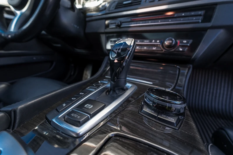 BMW 550 xi /M5-OPTIC/360CAMERA/HEADUP/SOFTCLOSE/ASSISTANT, снимка 14 - Автомобили и джипове - 52628285