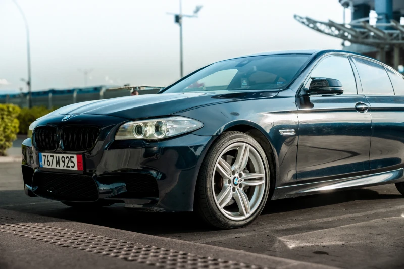 BMW 550 xi /M5-OPTIC/360CAMERA/HEADUP/SOFTCLOSE/ASSISTANT, снимка 9 - Автомобили и джипове - 52628285