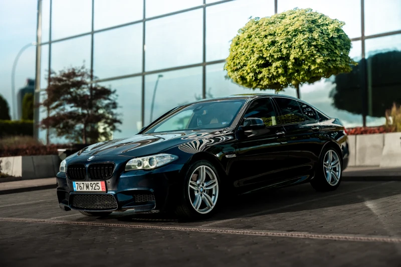 BMW 550 xi /M5-OPTIC/360CAMERA/HEADUP/SOFTCLOSE/ASSISTANT, снимка 2 - Автомобили и джипове - 52628285