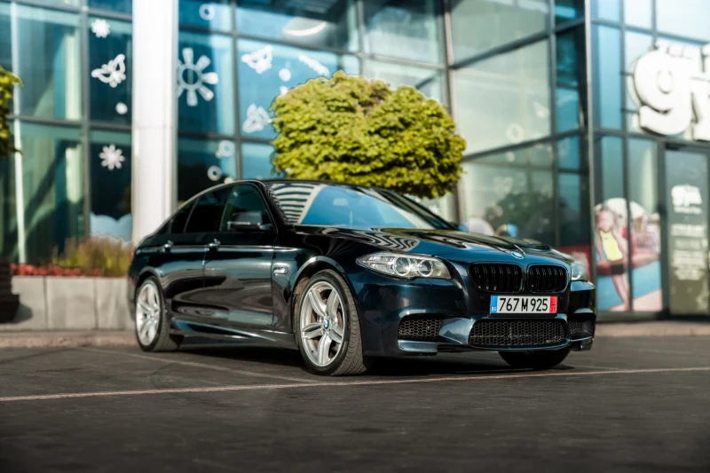 BMW 550 xi /M5-OPTIC/360CAMERA/HEADUP/SOFTCLOSE/ASSISTANT, снимка 3 - Автомобили и джипове - 52628285