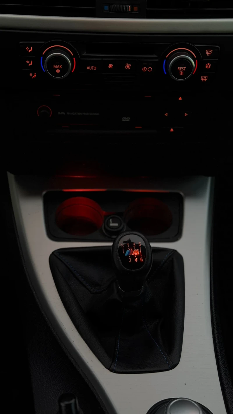 BMW 320, снимка 16 - Автомобили и джипове - 52541343