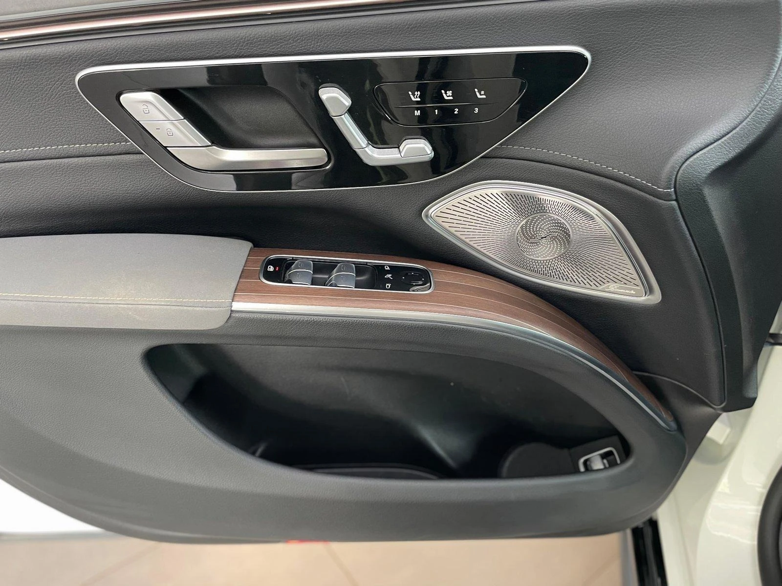 Mercedes-Benz EQS SUV* AMG* HYPER* HUD* BURM* DISTR* KEYLESS* PANO*  - изображение 4