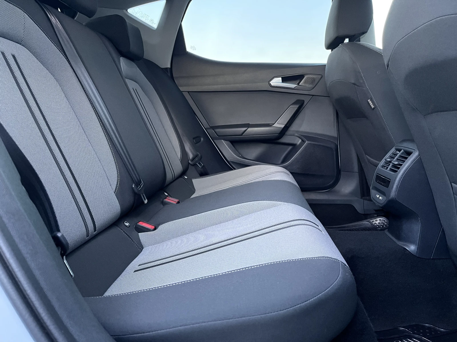 Seat Leon 1.5 TSI 150 к.с. Автоматик от България, снимка 10 - Автомобили и джипове - 53829816