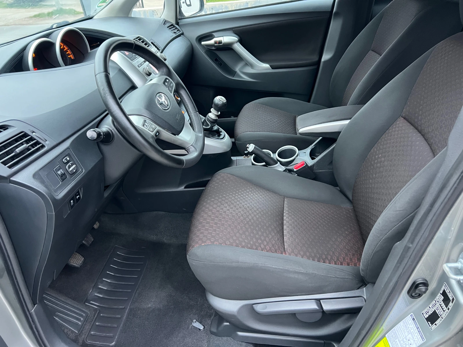 Toyota Verso 1.8-SOLL, снимка 11 - Автомобили и джипове - 53951752