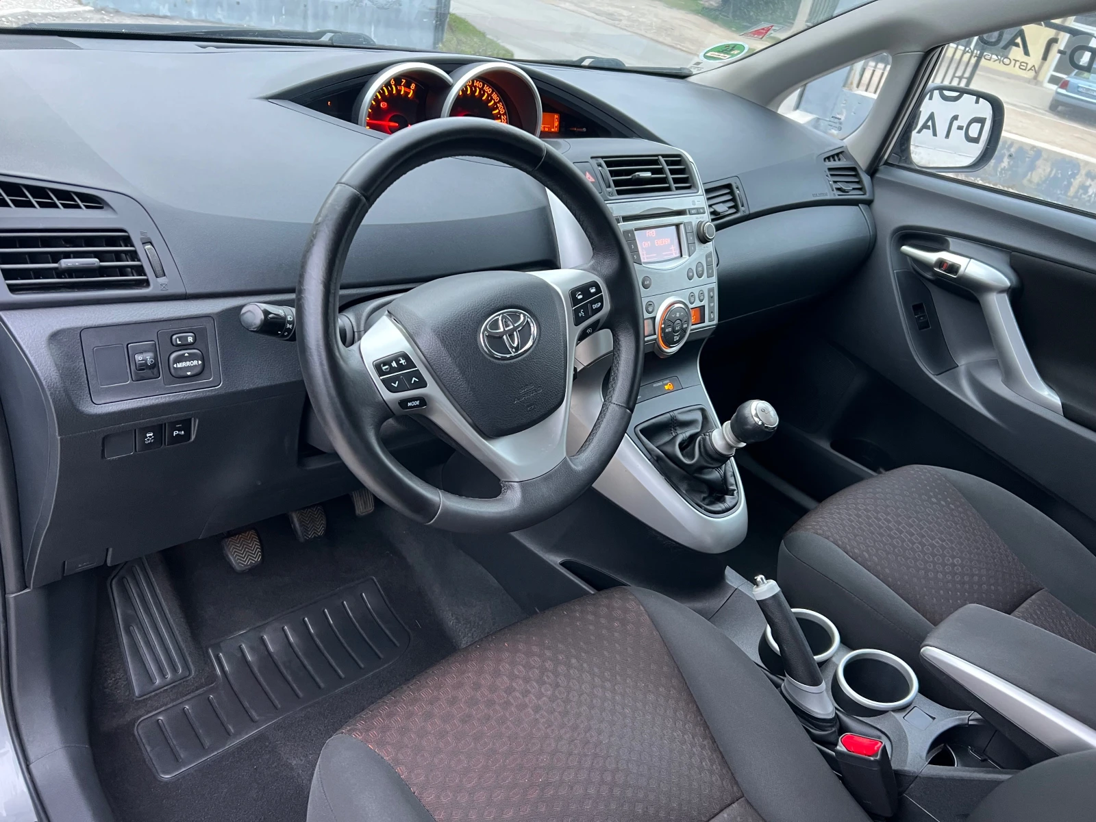 Toyota Verso 1.8-SOLL, снимка 10 - Автомобили и джипове - 53951752